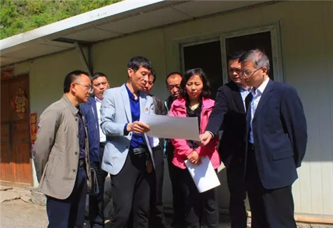 O segundo grupo do parque，黄总，explicou O plano de trabalho do doce área de plantação de batata para os líderes do governno do condado。
